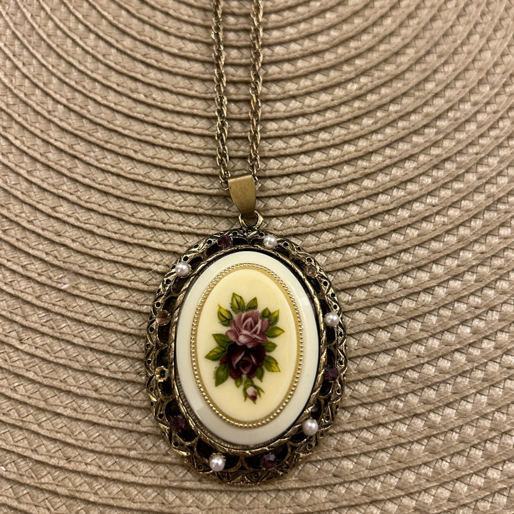 Beautiful Vintage Victorian Inspired Floral Pendant Necklace